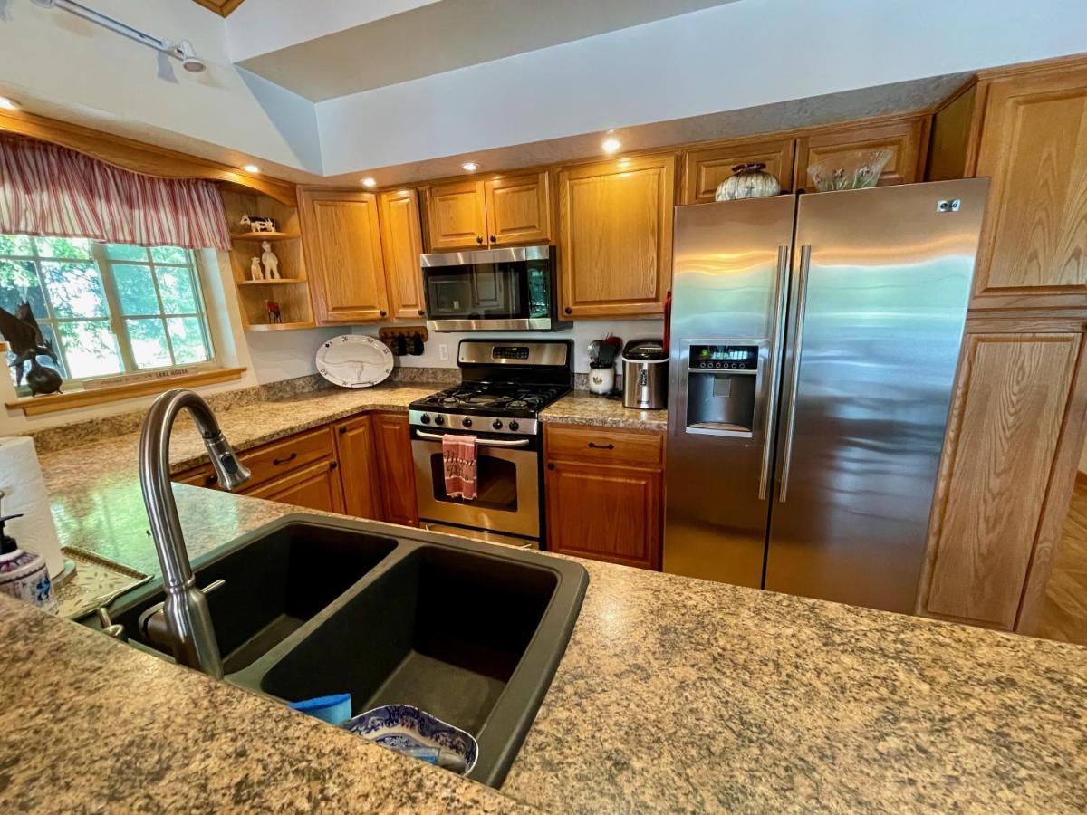The Vision: Waterfront Retreat/2-3 Homes/upto30guests/reunions/retreats Cambridge Springs