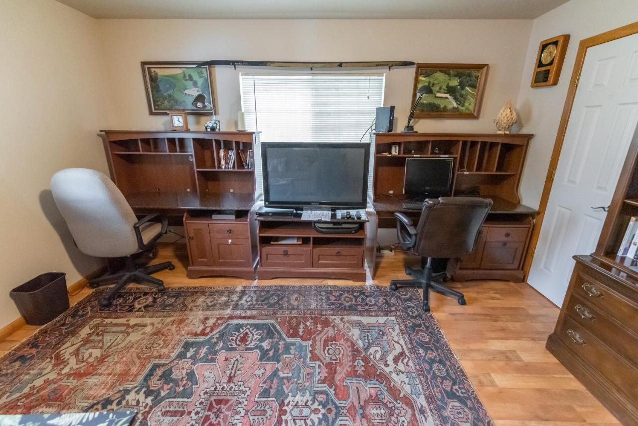 The Vision: Waterfront Retreat/2-3 Homes/upto30guests/reunions/retreats Cambridge Springs