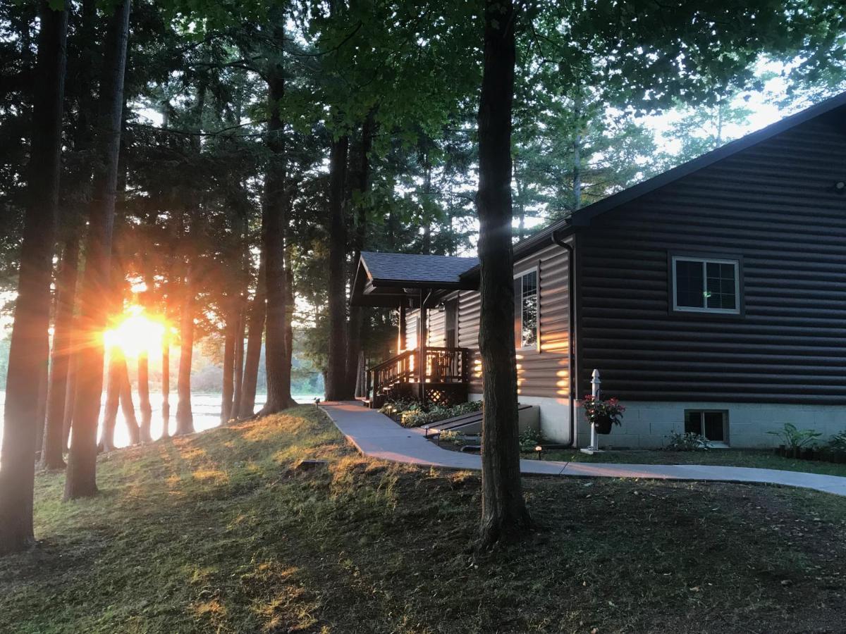The Vision: Waterfront Retreat/2-3 Homes/upto30guests/reunions/retreats * Cambridge Springs