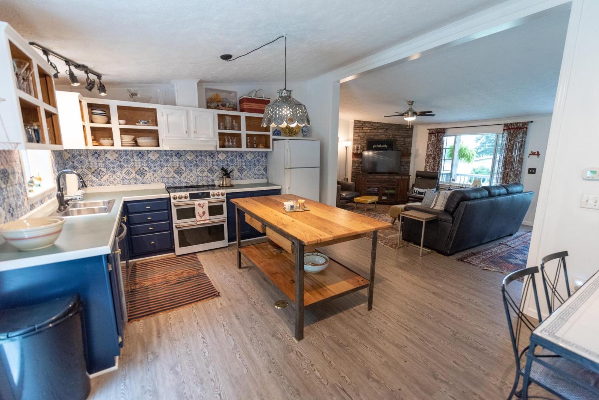 The Vision: Waterfront Retreat/2-3 Homes/upto30guests/reunions/retreats Holiday home